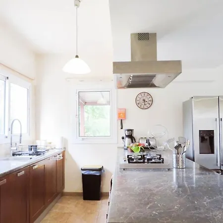 Luxury Spacious With Heated Swimming Pool Villa Paralimni