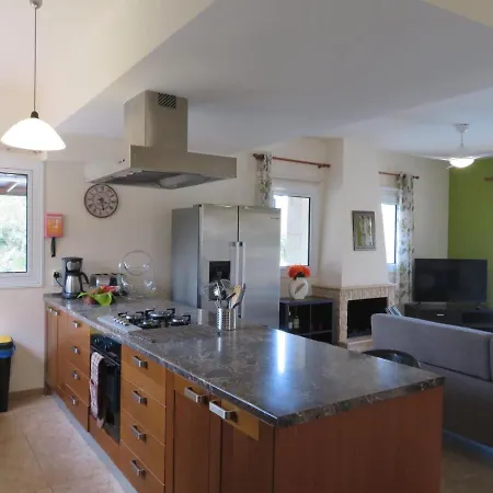 Luxury Spacious With Heated Swimming Pool Paralimni