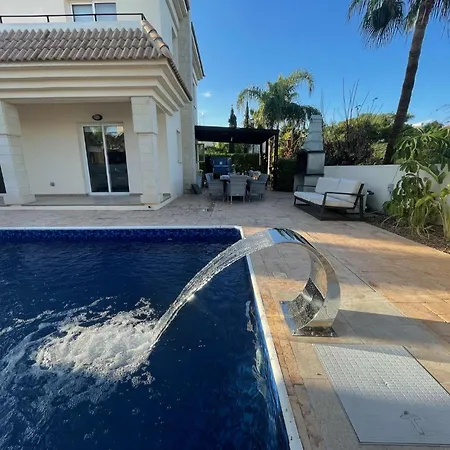 Βίλα Luxury Spacious With Heated Swimming Pool *