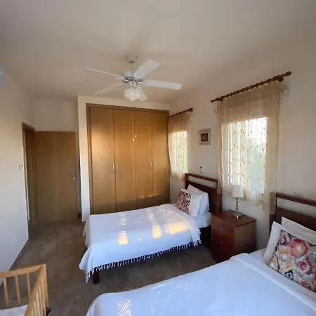 Villa Luxury Spacious With Heated Swimming Pool Paralimni