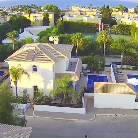 Luxury Spacious With Heated Swimming Pool *