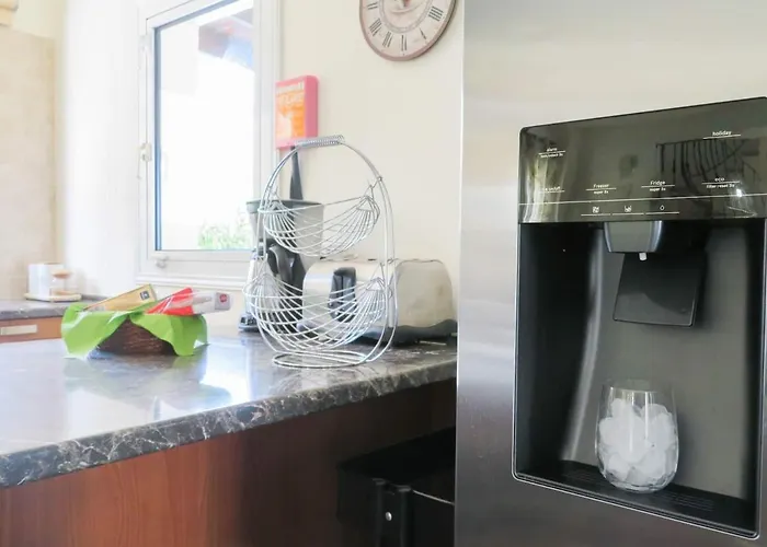 Luxury Spacious With Heated Swimming Pool *