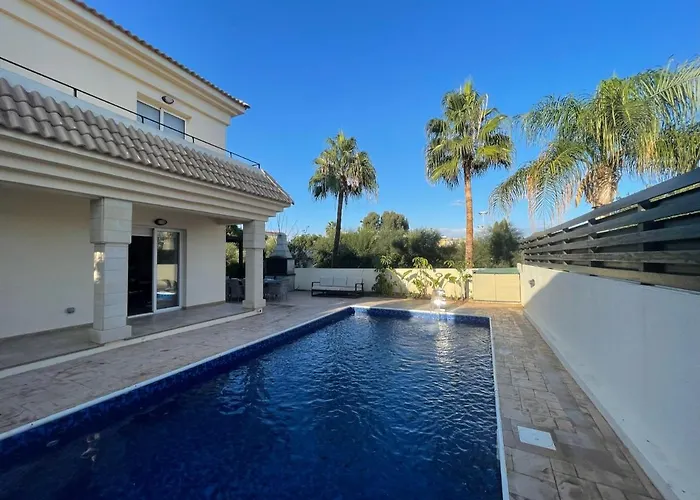 Luxury Spacious With Heated Swimming Pool *