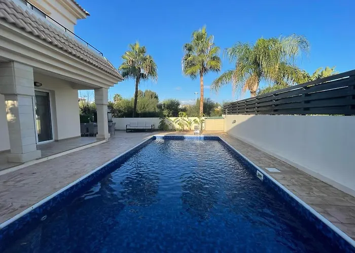 فيلة Luxury Spacious With Heated Swimming Pool باراليمني