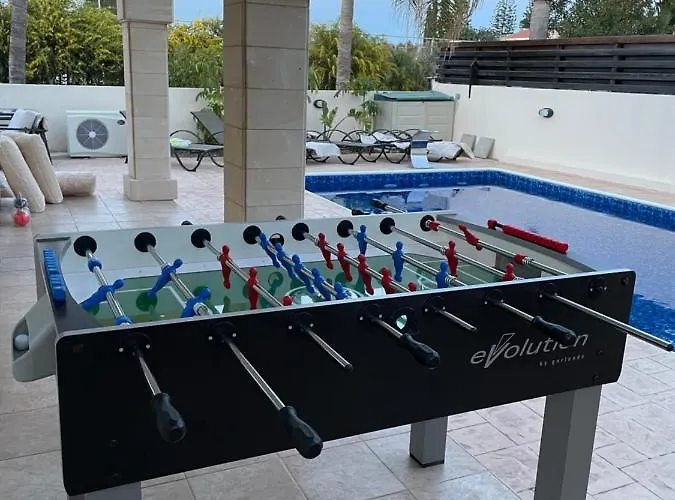 Luxury Spacious With Heated Swimming Pool فيلة باراليمني