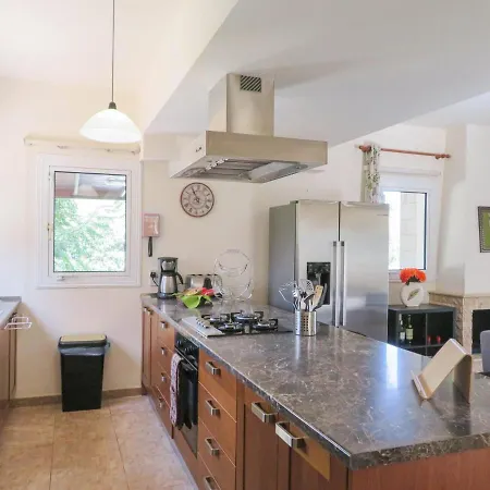 Luxury Spacious With Heated Swimming Pool *