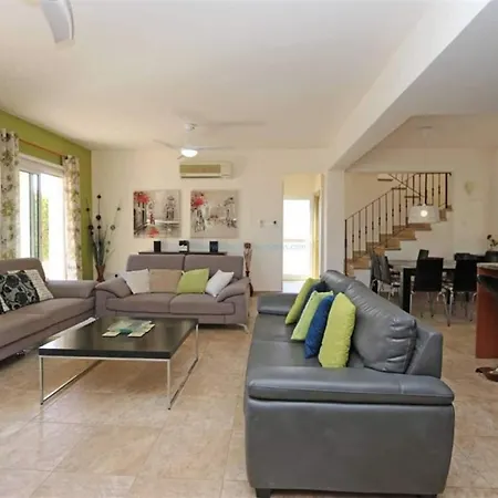 Luxury Spacious With Heated Swimming Pool Paralimni