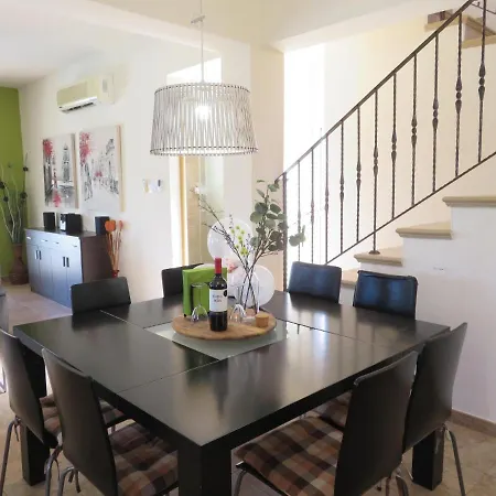 Luxury Spacious With Heated Swimming Pool Villa *