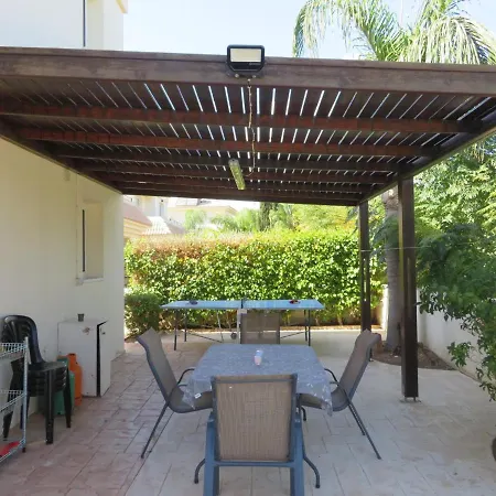 Luxury Spacious With Heated Swimming Pool Paralimni