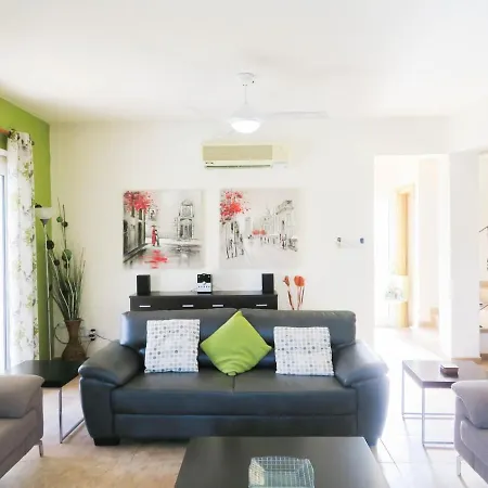 Luxury Spacious With Heated Swimming Pool Villa Paralimni