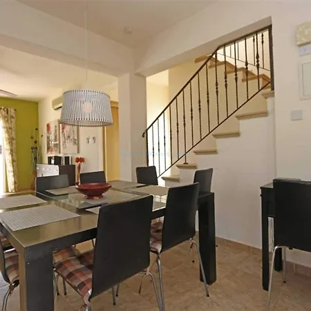 Luxury Spacious With Heated Swimming Pool