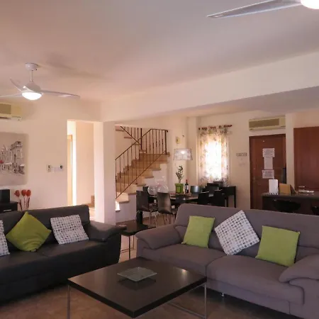 Luxury Spacious With Heated Swimming Pool