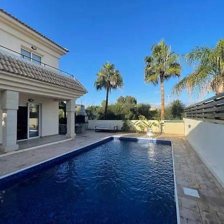 Luxury Spacious With Heated Swimming Pool *