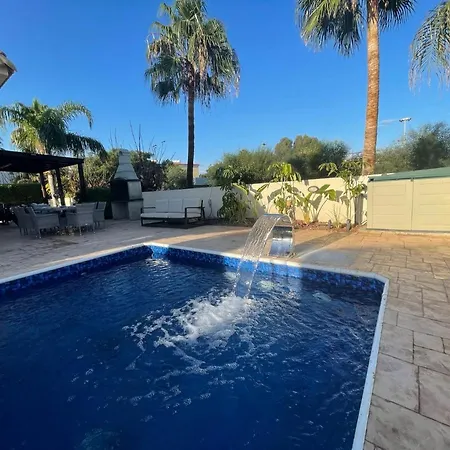 Luxury Spacious With Heated Swimming Pool Paralimni