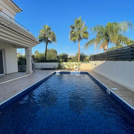 Villa Luxury Spacious With Heated Swimming Pool Paralimni