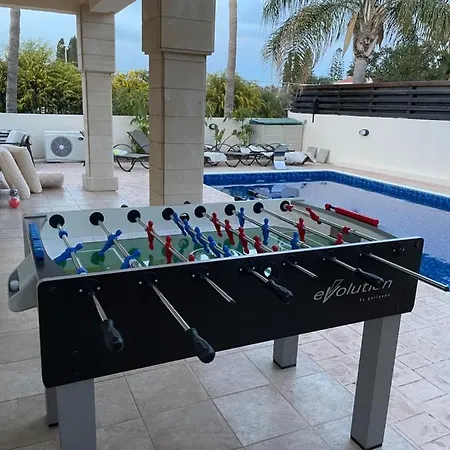 Luxury Spacious With Heated Swimming Pool Villa Paralimni