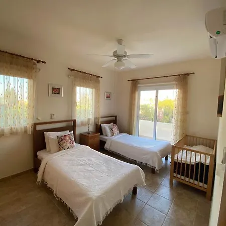Luxury Spacious With Heated Swimming Pool Villa *