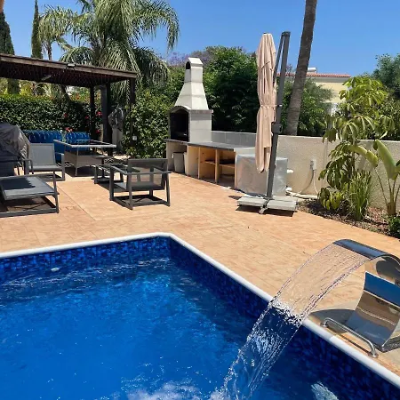 Luxury Spacious With Heated Swimming Pool *