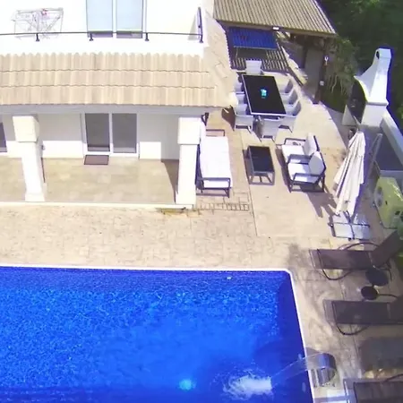 Luxury Spacious With Heated Swimming Pool