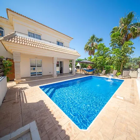Luxury Spacious With Heated Swimming Pool