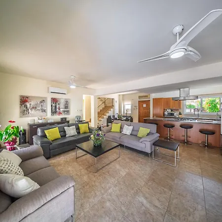 Luxury Spacious With Heated Swimming Pool 别墅 *