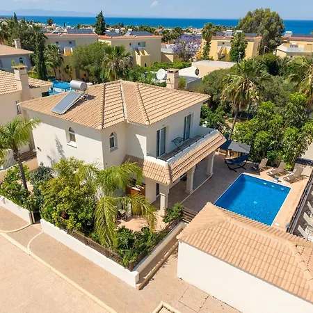 Luxury Spacious With Heated Swimming Pool *