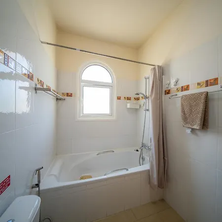 Luxury Spacious With Heated Swimming Pool 别墅 *