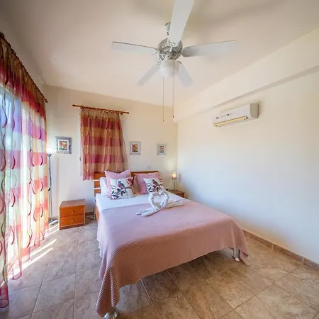 别墅 Luxury Spacious With Heated Swimming Pool 帕拉利米尼