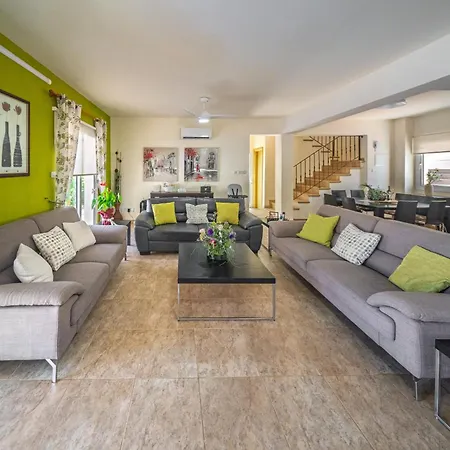 Luxury Spacious With Heated Swimming Pool *