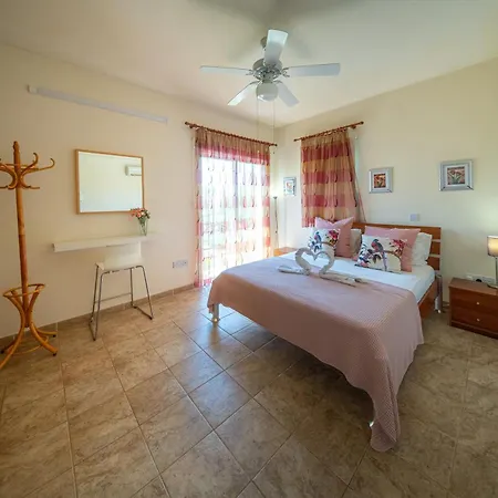 Luxury Spacious With Heated Swimming Pool
