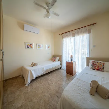 Luxury Spacious With Heated Swimming Pool 别墅 *