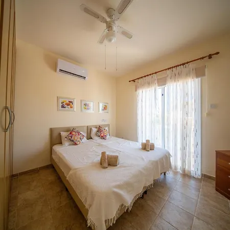 Luxury Spacious With Heated Swimming Pool 别墅 *
