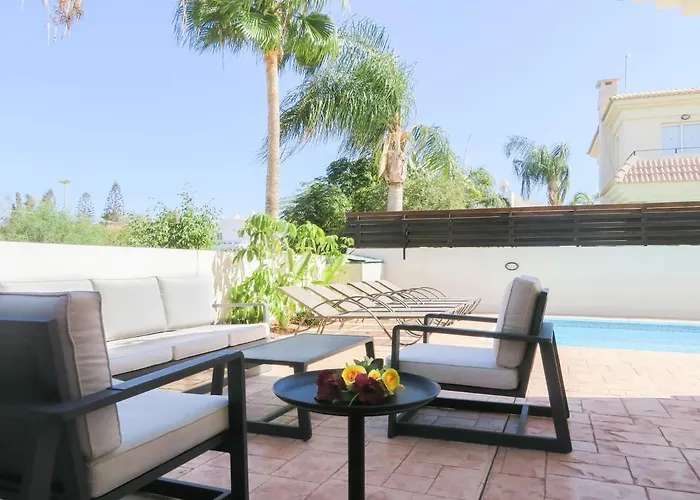 Luxury Spacious With Heated Swimming Pool