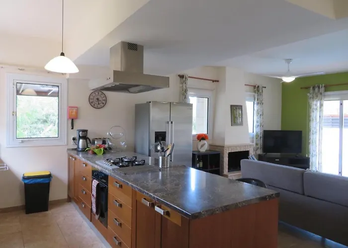 Luxury Spacious With Heated Swimming Pool Paralimni