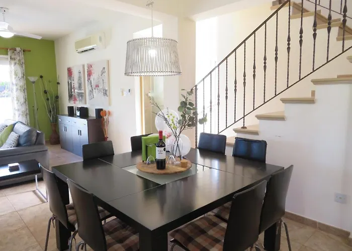 Luxury Spacious With Heated Swimming Pool Villa *