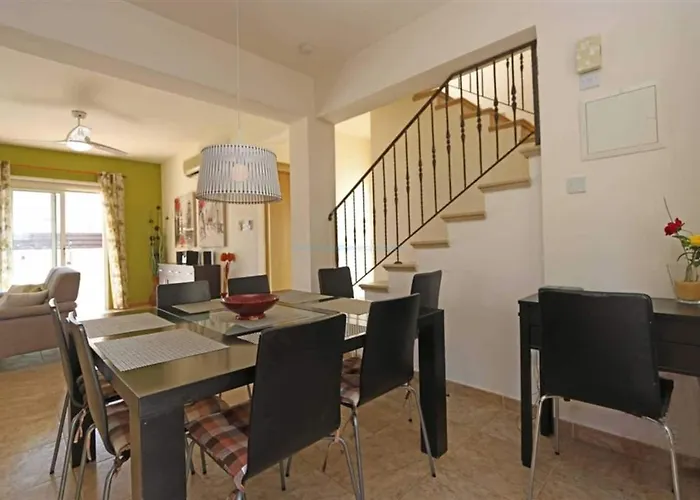 Luxury Spacious With Heated Swimming Pool