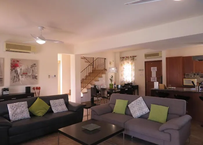 Luxury Spacious With Heated Swimming Pool