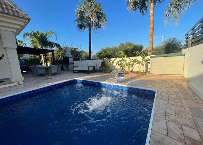 Luxury Spacious With Heated Swimming Pool Paralimni