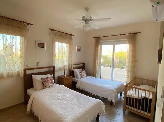 Luxury Spacious With Heated Swimming Pool Villa *