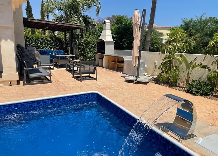 Luxury Spacious With Heated Swimming Pool *