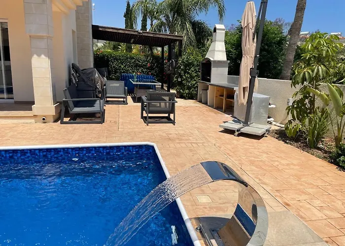 Luxury Spacious With Heated Swimming Pool