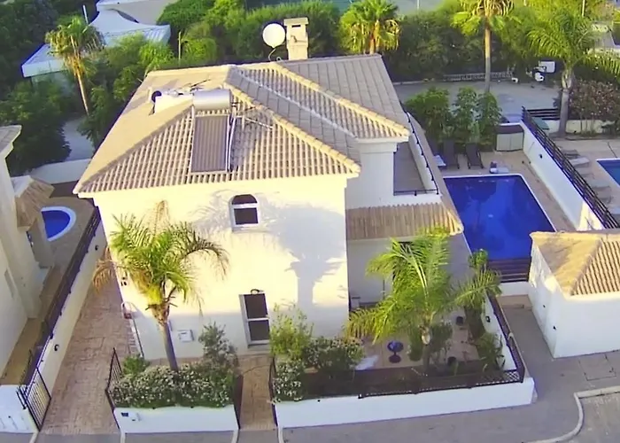 Villa Luxury Spacious With Heated Swimming Pool