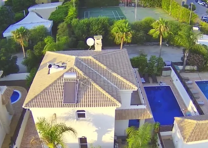 빌라 Luxury Spacious With Heated Swimming Pool 파라림니