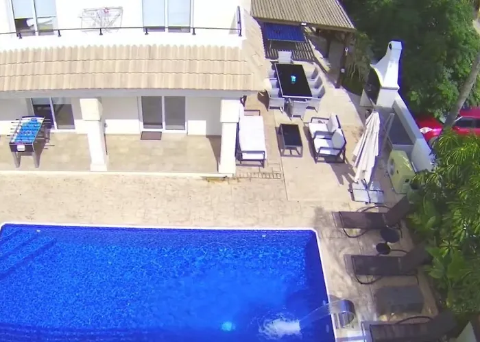 Luxury Spacious With Heated Swimming Pool