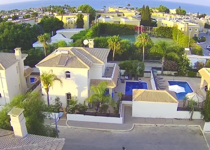 Luxury Spacious With Heated Swimming Pool *